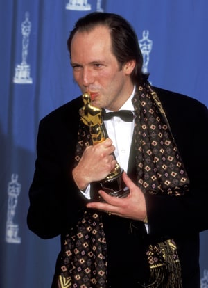 Composer Hans Zimmer holds the Oscar he won for best original score for the animated film 'The Lion King' at the 67th Annual Academy Awards 27 March in Los Angeles.