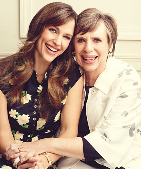 Jennifer Garner Poses With Mom, Sisters in Family Photo Shoot - Us Weekly