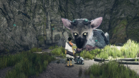 Trico's underfed companion works hard to get the beast its nourishment.
