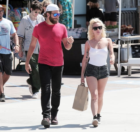 Resultado de imagem para lady gaga and bradley cooper