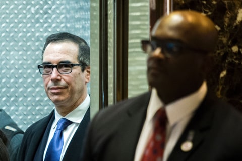 Potential future Treasury Secretary Steven Mnuchin arrives for a meeting with US President-elect Donald Trump at Trump Tower on December 6, 2016 in New York. / AFP / Eduardo Munoz Alvarez (Photo credit should read Images)