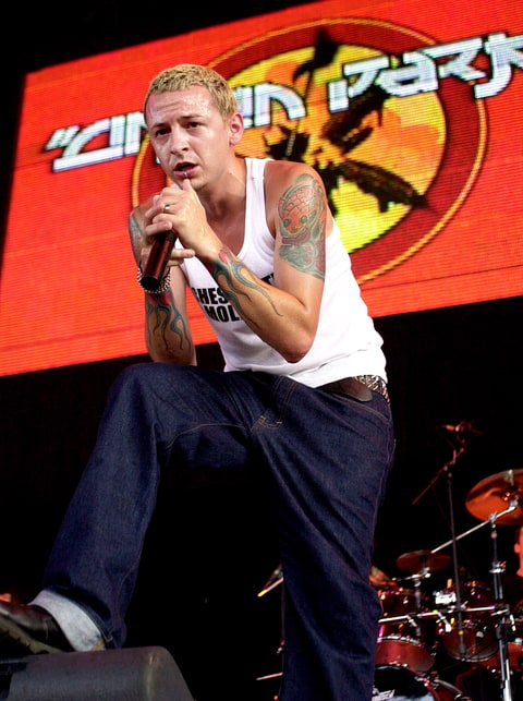 392558 08: Singer Chester Bennington of the band Linkin Park performs during Ozzfest July 28, 2001 in Pittsburgh, PA. (Photo by Getty Images.)