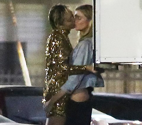 Something also Miley cyrus kissing girl nakef Miley cyrus kissing girl nakef that