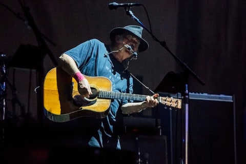 Neil Yoiung Day 2 performing Desert trip