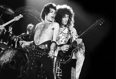 Freddie Mercury and Brian May performing queen 1977