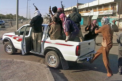 In 2004, members of the Mahdi Army fought the British occupation in Al Amarah, setting the stage for a stando against Redus and Torres