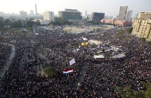 A general view of Tahrir Square, with protesters keeping their distance and fleeing from tear gas fired by riot police during clashes, while protesting against head of the ruling military council and government Field Marshal Hussein Tantawi, in Cairo November 22, 2011. Egyptians frustrated with military rule battled police in the streets again on Tuesday as the generals scrambled to cope with the cabinet's proffered resignation after bloodshed that has jolted plans for Egypt's first free election in decades.