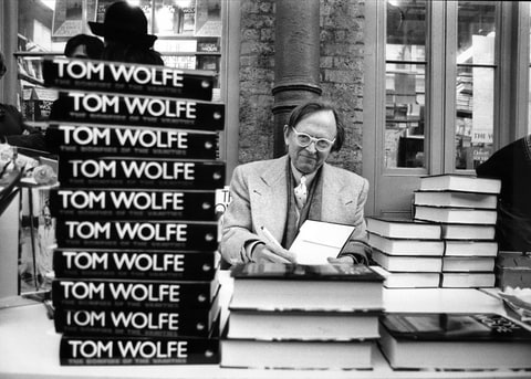 Author Tom Wolfe signs copies of his latest novel 'bonfire Of The Vanities.'