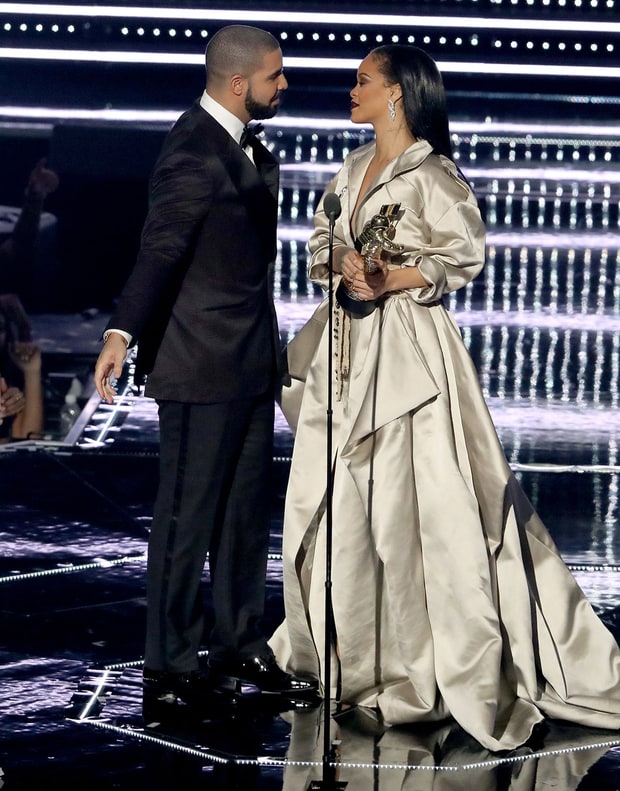 rihanna-drake-vma-50c65ba5-3810-4034-938