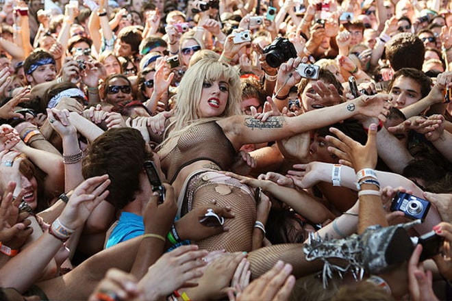 rs-100883-gaga_crowd_surf.jpg