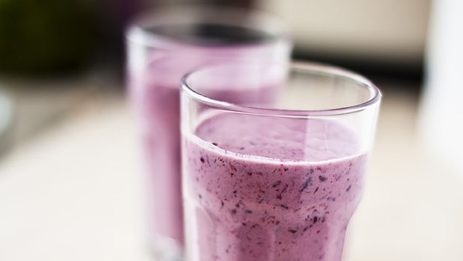 Jason Adams' Green Tea, Banana, & Blueberry Smoothie