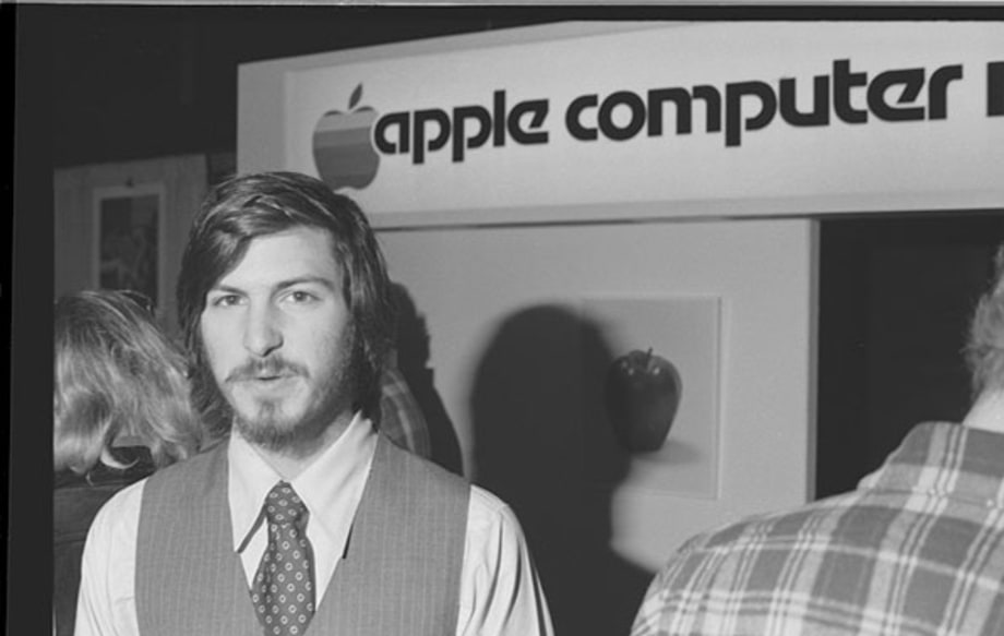 1977: Apple II Raises the Bar