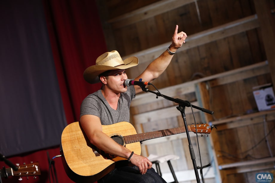 Best Sing-Along Leader: Dustin Lynch