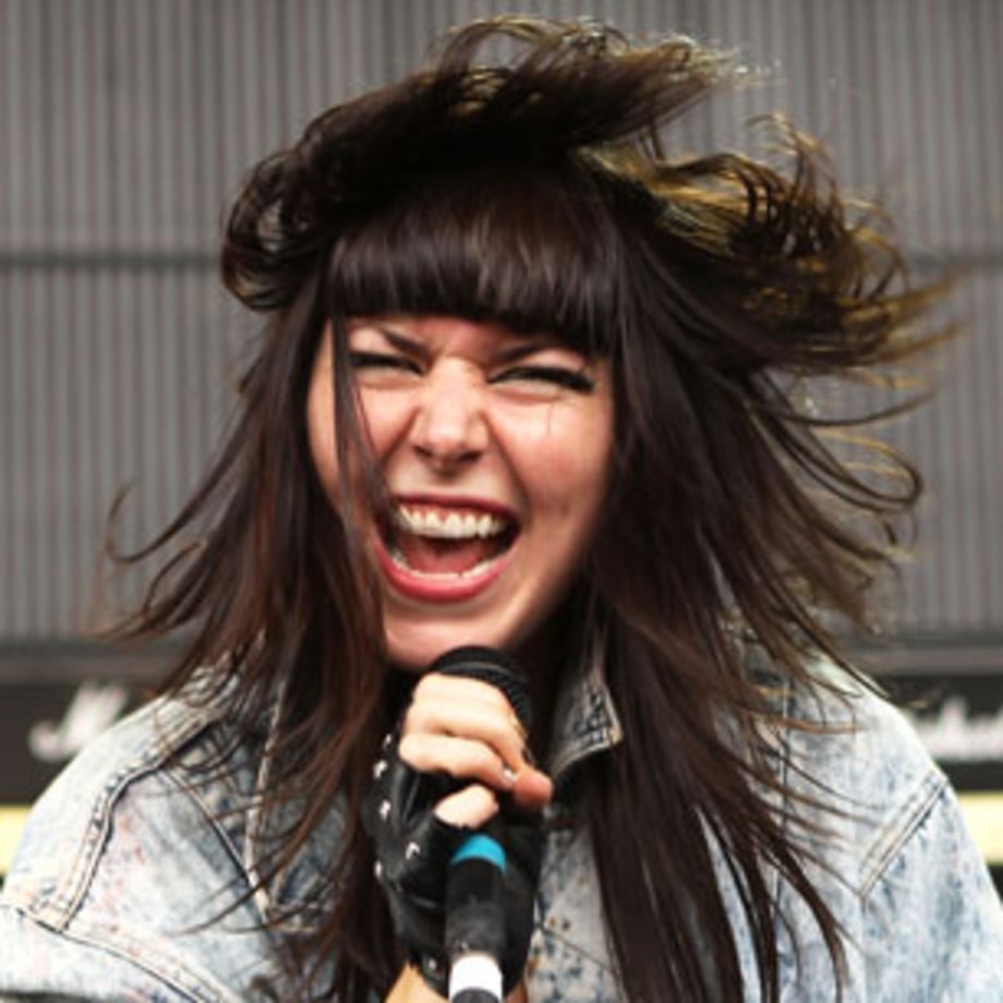 2010 Sleigh Bells crush eardrums