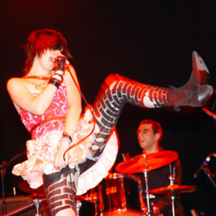 2002 Yeah Yeah Yeahs become an international word-of-mouth sensation