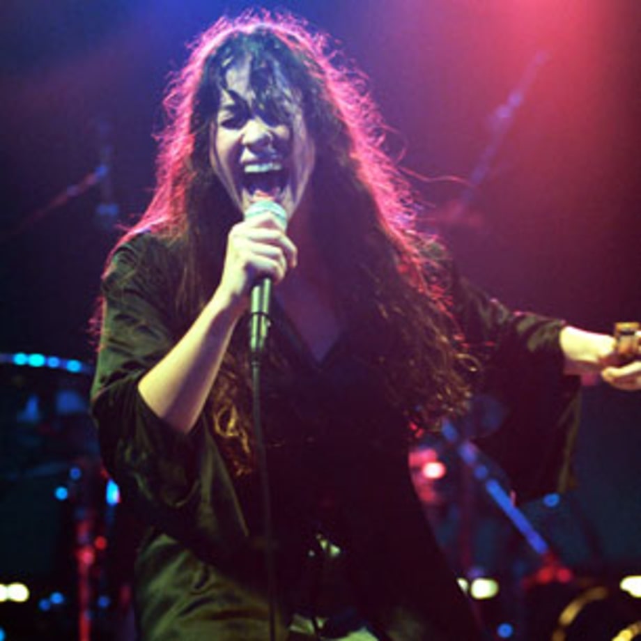 1995 Alanis Morissette arrives with