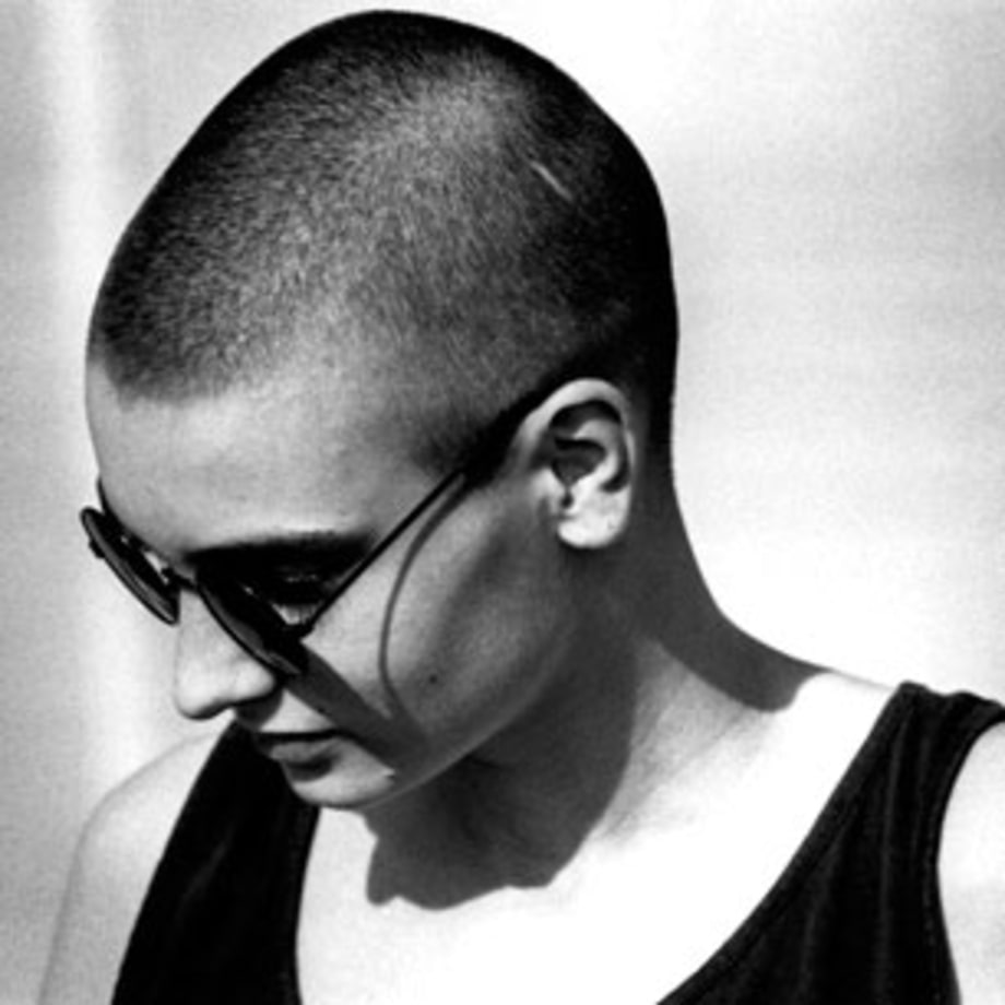 1987 Sinéad O'Connor shaves her head