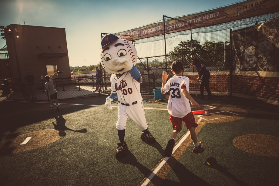 Mr. Met Serves One Up