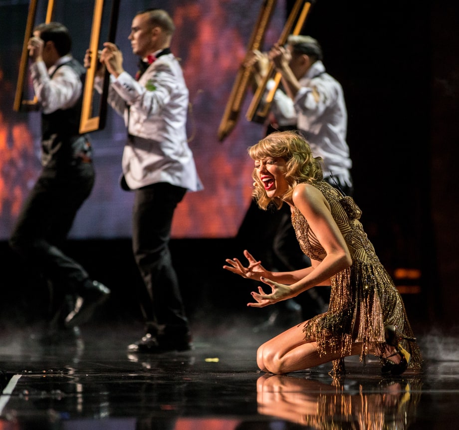 November 23rd: Taylor Swift Wins the Dick Clark Award for Excellence at the AMAs