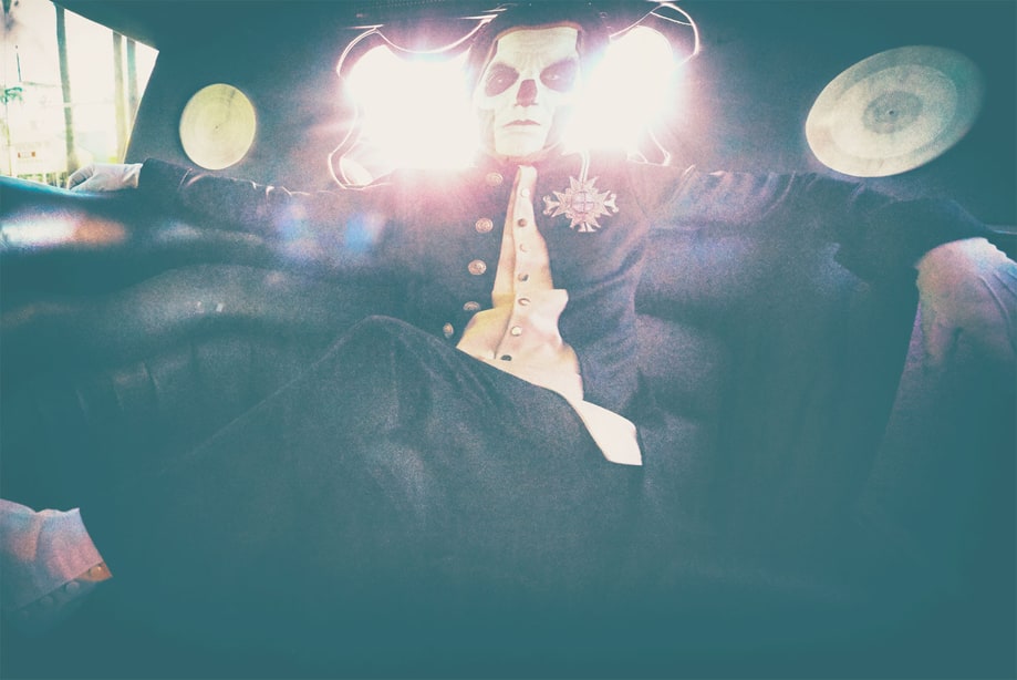 Papa Emeritus III Relaxes