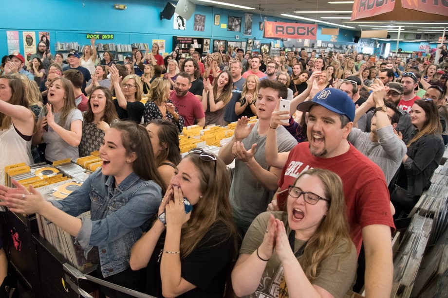 Fans Watch Mumford & Sons at Vintage Vinyl