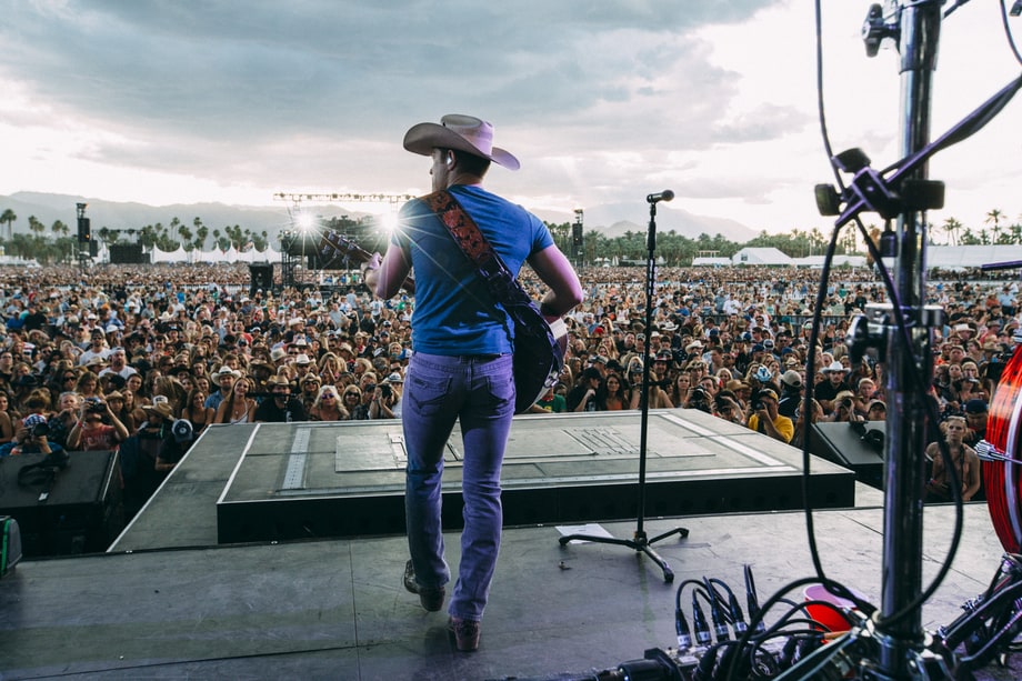Dustin Lynch Performs