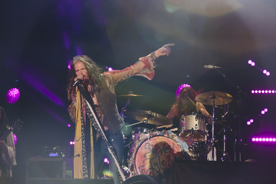 Steven Tyler Performs