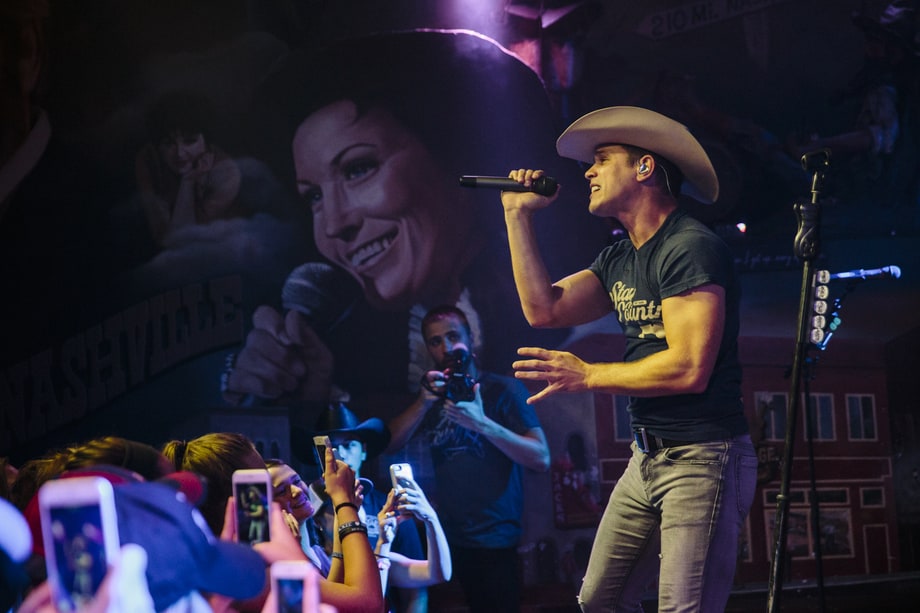 Dustin Lynch Performs
