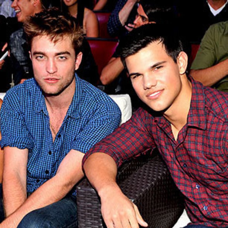 BACKSTAGE AT THE 2010 TEEN CHOICE AWARDS