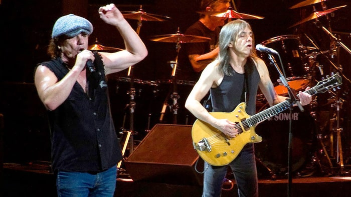 Foo Fighters Pay Tribute to Malcolm Young with AC/DC Cover Foo Fighters Pay Tribute to Malcolm Young with AC/DC Cover