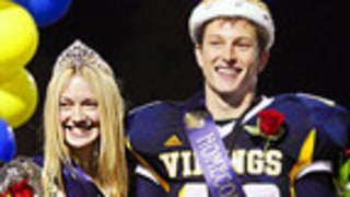PIC: Dakota Fanning Crowned Homecoming Queen