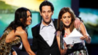 PIC: Rosario Dawson Gropes Paul Rudd's Package!