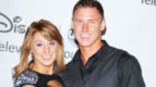 Kasey Kahl Serenades Vienna Girardi on Bachelor Pad 2