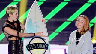 Miley Cyrus' Sister Noah Wears Dad Billy Ray's Sweatshirt at Teen Choice Awards