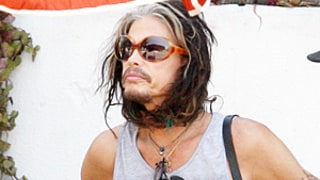 Steven Tyler Wraps His Long Hair Around Chin Like a Bonnet: Crazy Picture