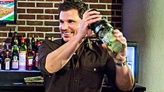 Nick Lachey Mixes a Customer's