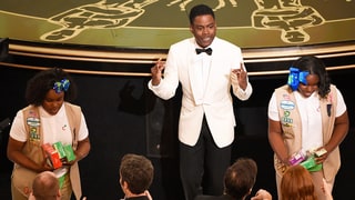 Chris Rock Sells His Daughters’ Girl Scout Cookies at Oscars 2016: See Matt Damon and Christian Bale Dig In!