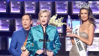 Jane Lynch Spoofs Steve Harvey’s Miss Universe Blunder During People’s Choice Awards: Watch