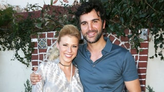 Jodie Sweetin Joins Juan Pablo Di Pace Onstage for a 'Fuller House' Duet