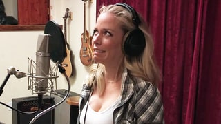 Kendra Wilkinson Brings Recording Session to Halt With Her Awkward Rapping on 'Kendra on Top'