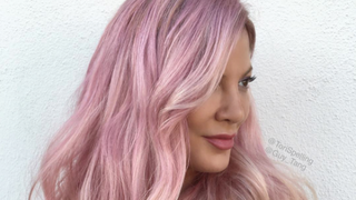 Tori Spelling Debuts Rose-Pink Hair for Summer 2016