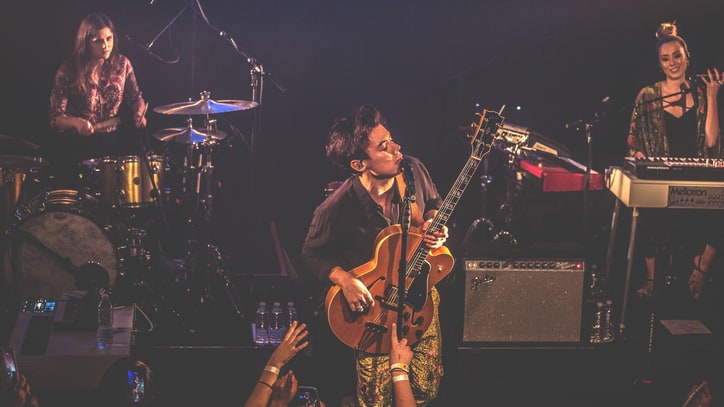 Harry Styles Emulates Folk-Rock Heroes at Intimate Los Angeles Gig