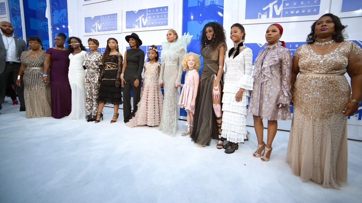Beyonce Brings 'Mothers of the Movement' to VMAs