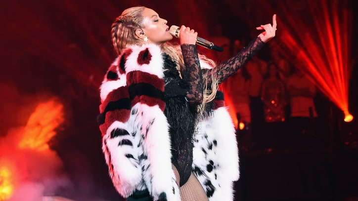 Watch Beyonce's Epic, Soulful 'Lemonade' Medley at VMAs