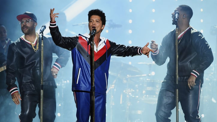 Watch Bruno Mars' Flirtatious 'That's What I Like' at Grammys