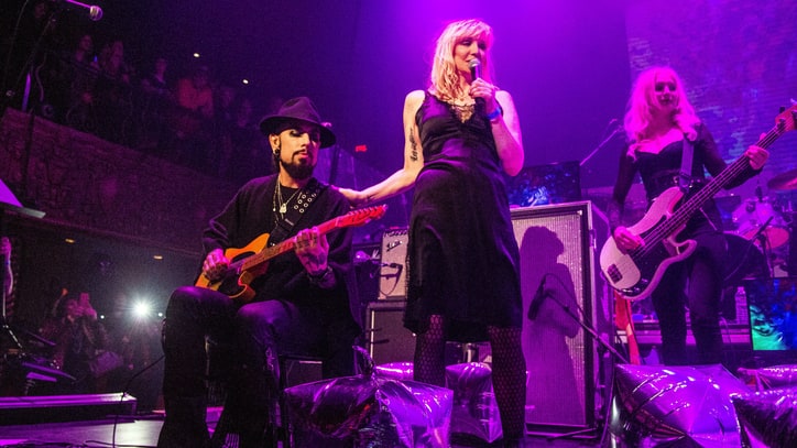 Watch Courtney Love, Dave Navarro Cover the Velvet Underground