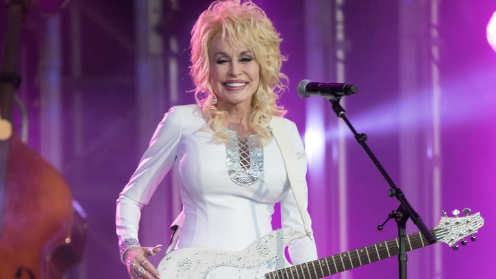 Dolly Parton to Receive CMA's Willie Nelson Lifetime Achievement Award