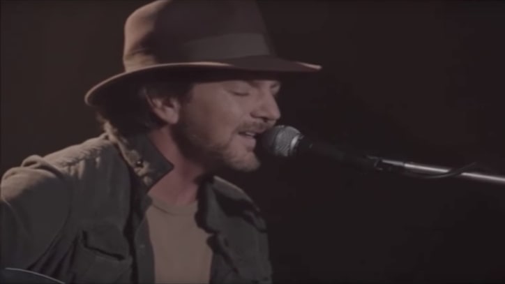 Watch Eddie Vedder Perform 'Out of Sand' on 'Twin Peaks'