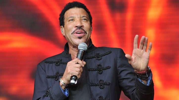 Lionel Richie Postpones Tour With Mariah Carey Over Knee Injury