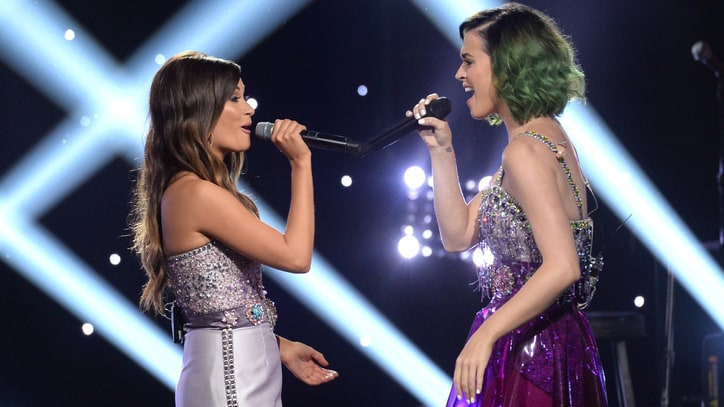 Watch Kacey Musgraves Teach Katy Perry to Play 'Follow Your Arrow'